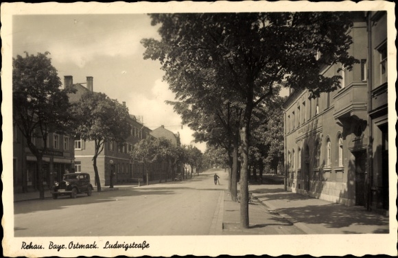 KP Rehau w regionie Fichtelgebirge w Górnej Frankonii, widok na Ludwigstrasse, samochód, dystrybutor paliwa Shell