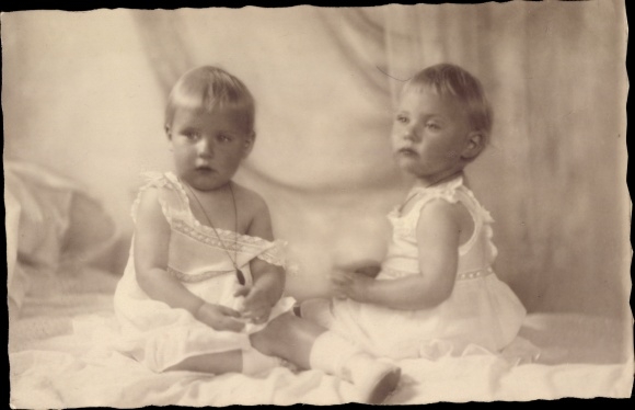 Photo Postcard Princesses Maria Antonia and Maria Adelgunde of Hohenzollern Sigmaringen