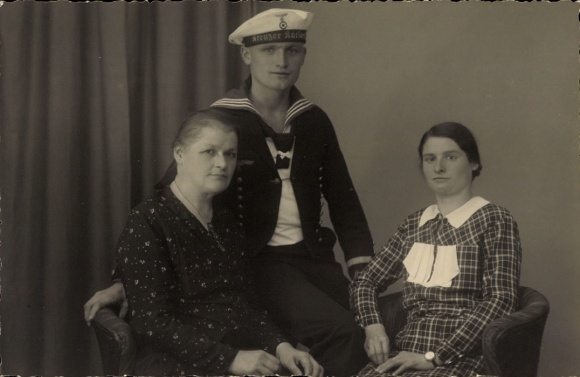 Foto Ak Reichsmarine, Besatzungsmitglied, Leichter Kreuzer Karlsruhe, Mützenband