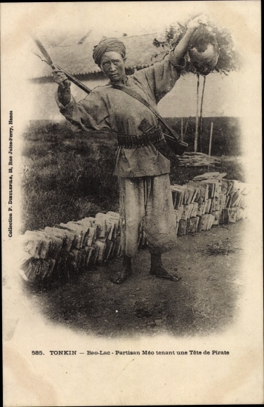 Postcard Bao Lac Tonkin Vietnam, Meo Partisan with the head of a decapitated pirate