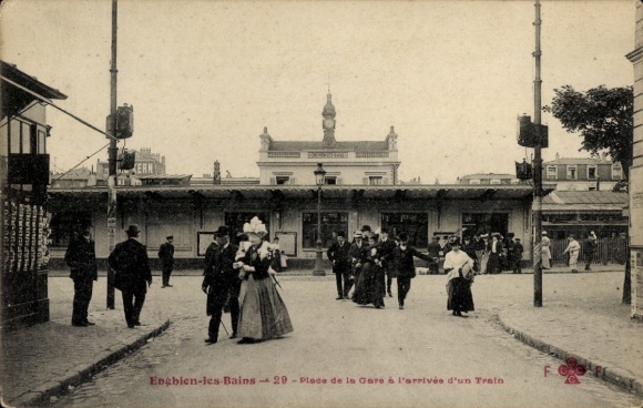 Postcard Enghien les Bains Val d'Oise, Place de la Gare à l'arrivée d'un Train