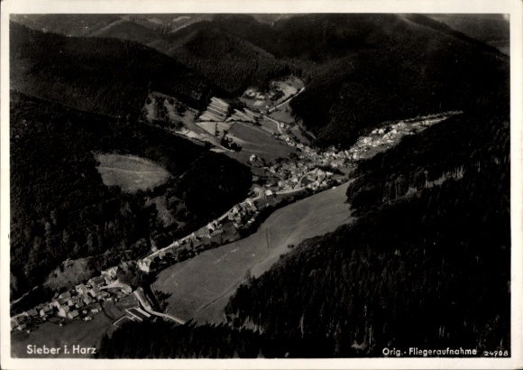 Ak Sieber Herzberg am Harz, luchtfoto van het dorp Sieber, Harz, beboste heuvels, velden, huizen