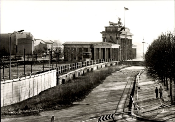 Ak Berlin, Brandenburger Tor mit Sperrmauer