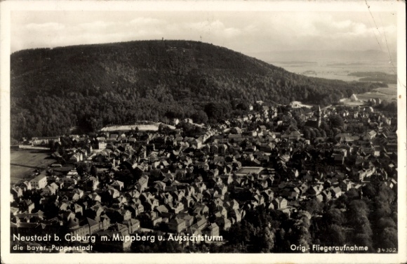 Ak Neustadt bei Coburg Oberfranken, Luftaufnahme von  Muppberg, Aussichtsturm, Puppenstadt