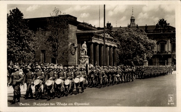 Postcard Berlin Tiergarten, guard raising at the memorial, soldiers, drummers, historical scenery