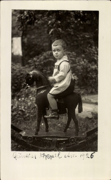 Zdjęcie KP portret dziecka, chłopiec na koniku na biegunach, Günther Appel, około 1926 r.