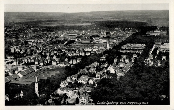 Ak Ludwigsburg in Württemberg, Luftaufnahme, Ludwigburg vom Flugzeug, Landschaft, Stadtansicht