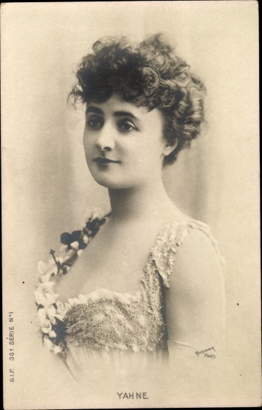 Actrice Léonie Yahne, Portret