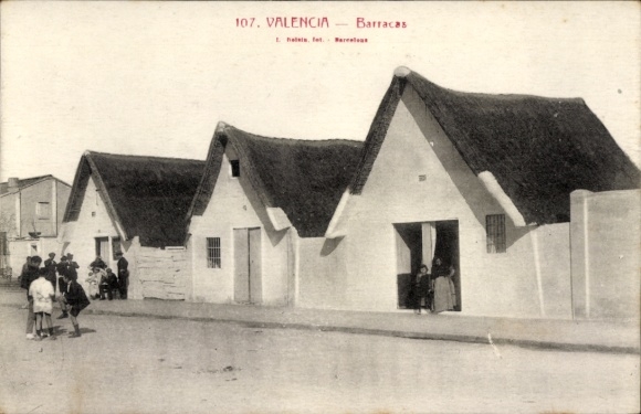 Ak Valencia Stadt Spanien, Barracas, traditionelle Bauweise, Gruppen von Menschen, Architektur