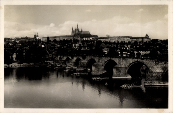Ak Praha Prag Tschechien, Schwarze und weiße Ansicht von  Karlsbrücke, Burg, Fluss