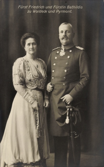 Photo Postcard Prince Friedrich of Waldeck-Pyrmont, Princess Bathildis of Schaumburg-Lippe