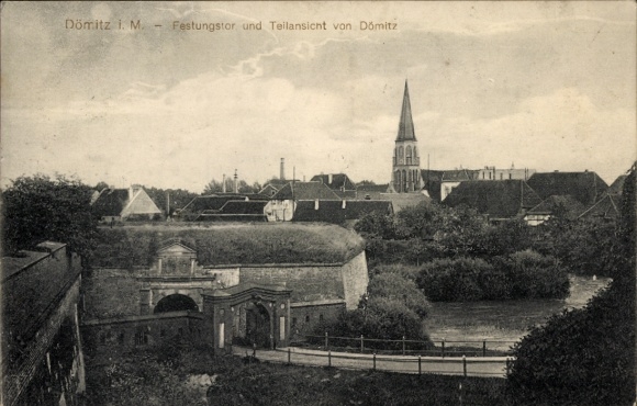 Postcard Dömitz on the Elbe Mecklenburg, fortress gate and partial view of Dömitz