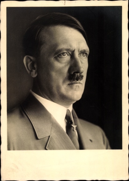 Ak Führer und Reichskanzler Adolf Hitler, Portrait im Anzug