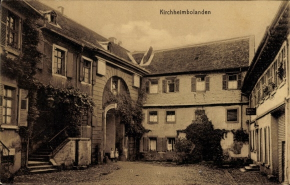 Ak Kirchheimbolanden in der Pfalz, Vorderansicht eines Innenhofs, historische Gebäude, zwei Pe...
