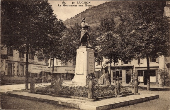 Ak Luchon Haute Garonne, Monument aux Morts, Bäume, Geschäfte, Straße
