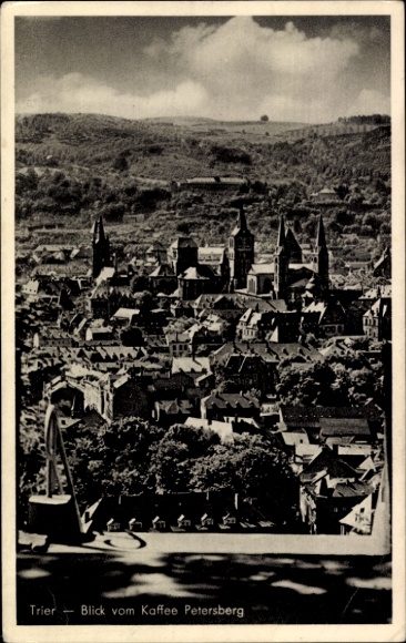 Ak Trier an der Mosel, Stadtansicht  Blick vom Kaffee Petersberg, Schwarz-Weiß-Foto