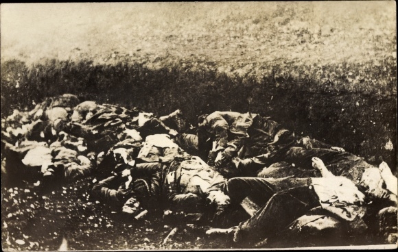 Photo Postcard German soldiers killed by a direct hit Res. Inf. Rgt. 1, I WW