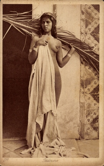 Ak Bedouine, Nackte Araberin mit Palmzweig, Maghreb, Busen