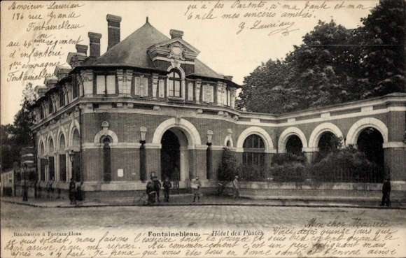 Ak Fontainebleau Seine et Marne, Hôtel des Postes, Gebäude, Menschen, viel Grün