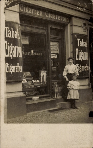Foto Ak Berlin Prenzlauer Berg, Zigarren- und Zigaretten-Geschäft August Schrader, Rykestraße 19