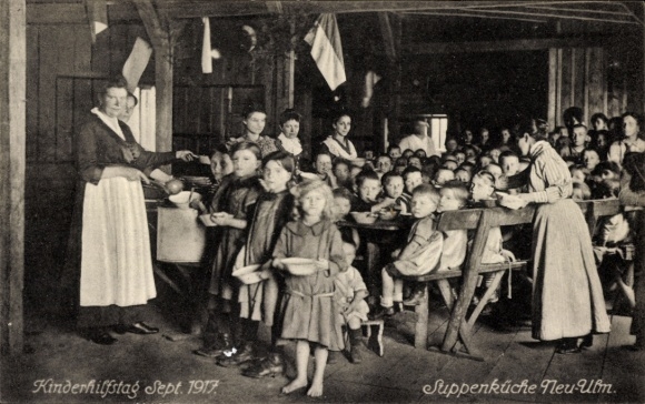Foto Ak Neu Ulm in Schwaben, Suppenküche, Kinderhilfstag September 1917