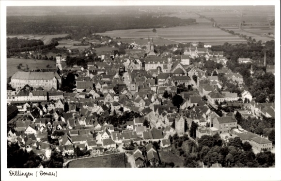 Ak Dillingen an der Donau , Luftaufnahme von Dillingen,  Stadt, Schwarz-Weiß-Fotografie
