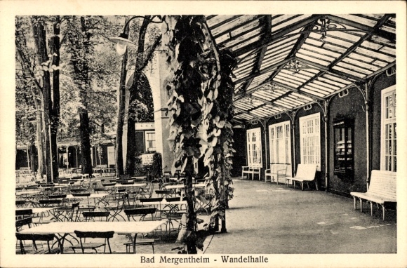 Postcard Bad Mergentheim in Tauberfranken, Wandelhalle, trees, tables and chairs