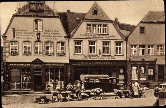 Postcard Sankt Wendel Saarland, houses with confessional sayings on the cathedral square, market stalls