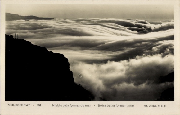 KP Montserrat Katalonia, Czarno-biały krajobraz chmur, mgła nad górami, Montserrat