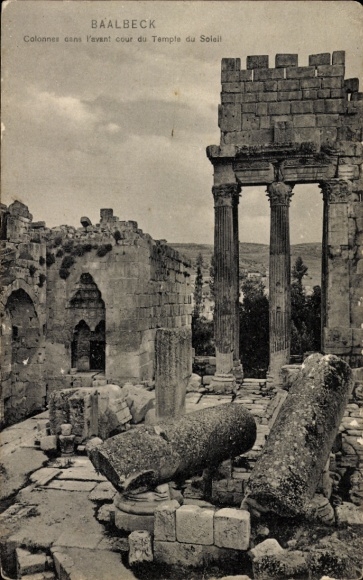 Ak Baalbek Libanon, Colonnes dans l'avant cour du Temple du Soleil