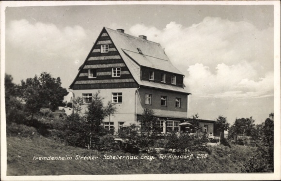 Ak Kipsdorf Altenberg im Erzgebirge, Fremdenheim Strecker, Blick auf ein großes Gebäude, ländlich