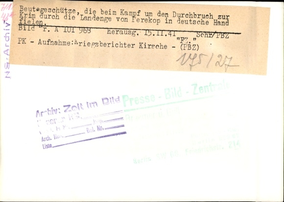 foto Sovjetkanonnen buitgemaakt tijdens de doorbraak op de Krim, Perekop Isthmus, 1941