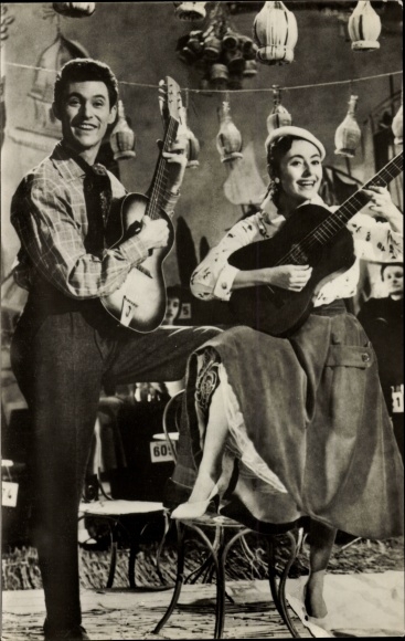 Postcard Actors Caterina Valente and Silvio Francesco, guitars, film scene, Bonjour Kathrin