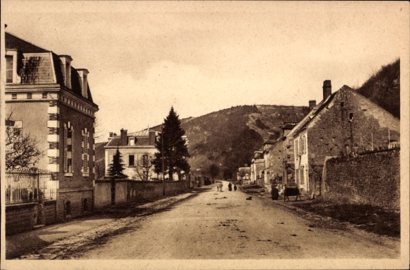 Ak Clamecy Nievre, Straße in  Häuser, Berge im Hintergrund