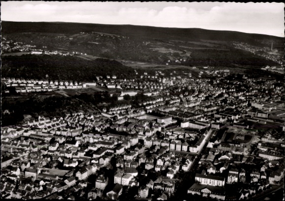 Ak Esslingen am Neckar, Luftbild von Esslingen, Stadtansicht, viele Gebäude, Hügel im Hintergrund