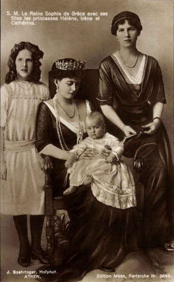 Picture Queen Sophie of Greece with her daughters Princess Helene, Irene, Katharina