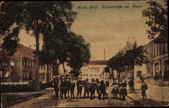 Postcard Haan in the district of Mettmann, Kaiserstrasse at the market, children