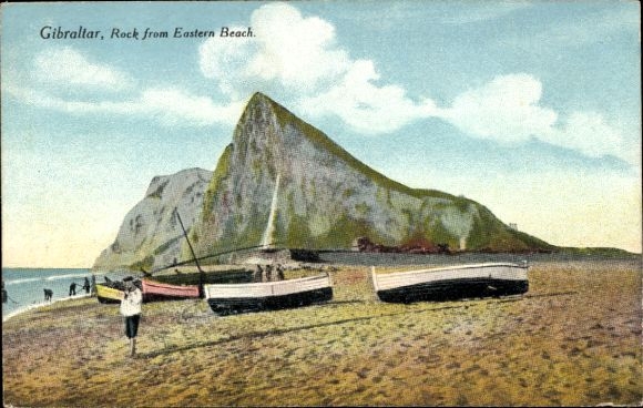 Gibraltar, rotsen van Eastern Beach, boten op het strand, kustlandschap