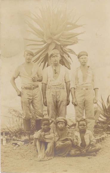 Photo DSW Afrika Namibia, ca 1900 - 1904, German sailors, African children, group picture