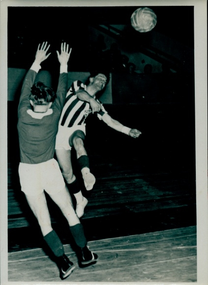 Photo Berlin Prenzlauer Berg, indoor handball, Luckenwalde vs. Weißensee, February 23, 1952, Seelenbinder Halle