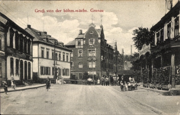 Ak Klingenthal in Vogtland Saksen, groeten uit het Boheems-Saksisch. grens, drukke straatweergave, Ar
