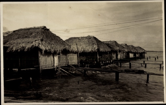 Photo Postcard Caracas Venezuela, thatched huts by the water, stilt houses