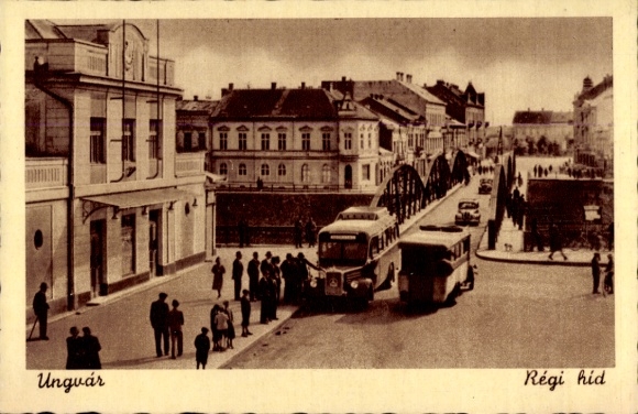 Ak Uschhorod Ungvár Ungwar Ukraine, Stadtansicht, alte Brücke, Busse, Menschen auf der Straße