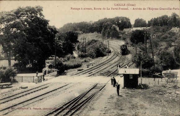 Ak Laigle Orne, Passageà niveau, Arrivée de l'Express Granville Paris