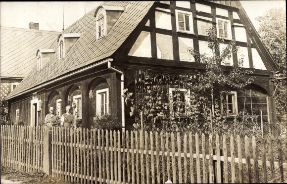 Foto Ak Neucunnersdorf Kottmar Sachsen, Blick auf ein Fachwerkhaus