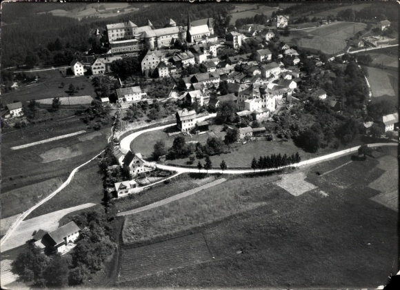Ak Hochosterwitz Sankt Georgen am Längsee Kärnten, Burg Hochosterwitz,  ein Luftbild aus dem J...