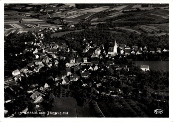 Ak Unterweissach Weissach im Tal Württemberg, Luftaufnahme von  Kirche sichtbar, zahlreiche Häuse