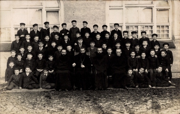 Photo Postcard Sankt Ottilien Eresing in Upper Bavaria, children, clergyman, group photo