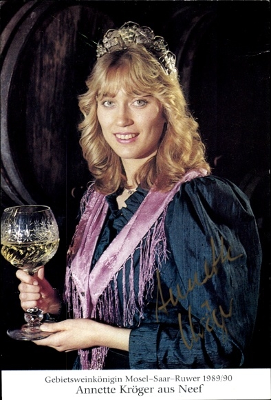 Ansichtkaart Annette Kröger uit Neef, regionale wijnkoningin Mosel-Saar-Ruwer 1989/90, handtekening