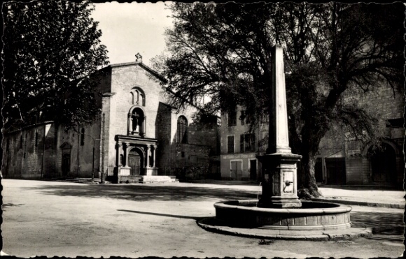 Ak Apt Vaucluse, Kirche, Brunnen, ruhige Straße,  Architektur, Baumpflanzungen